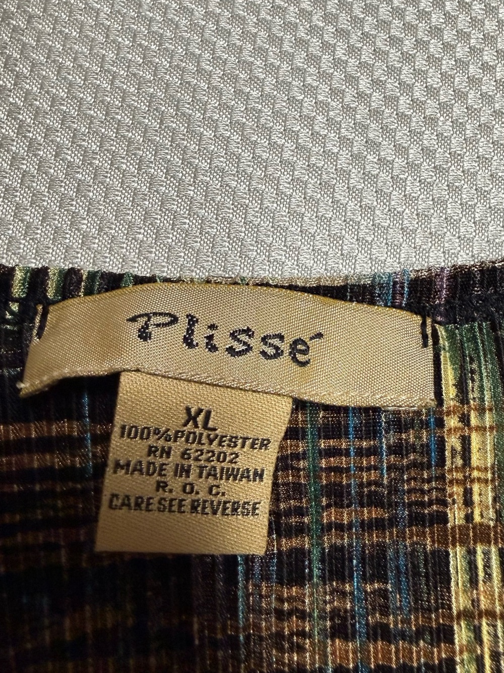 Sleeveless Multicolor Plaid-Effect Tank Top — Black Base - Picture 3 of 5